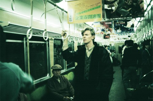 Боуи едет на работу в Беляево с каким-то пьяным быдлом на метро.